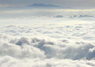 雲海の向うに山々