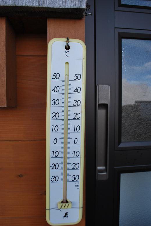 玄関先の温度計