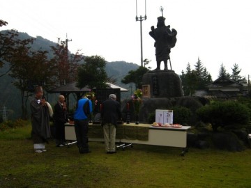 １６日、下山後 お寺さんの読経の下 播隆上人像の前で閉山祭.