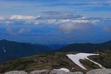 急に空が開けて、富山平野が広がりました。