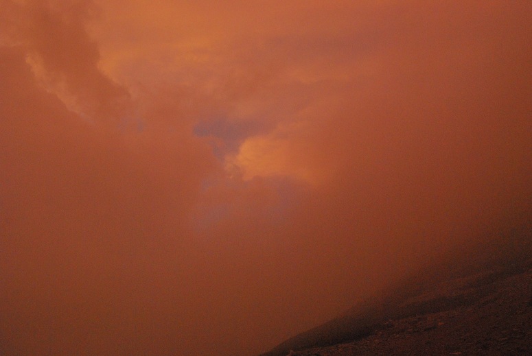 急に辺りが、茜色になり、雷雲と共に、雷鳴が轟き始めました。不気味な風景です。