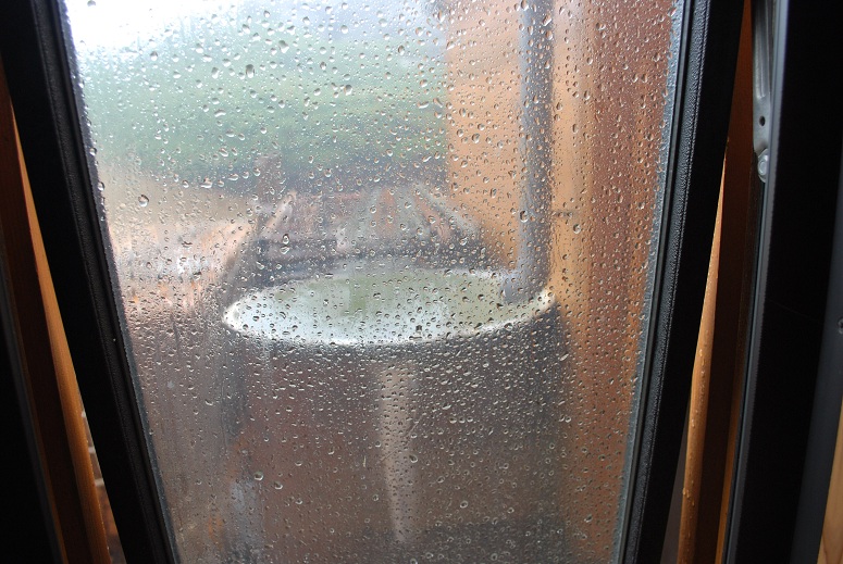 談話室の小窓から覗く、水タンク。気持ちいい位溢れています。お客さんは溢れてません。