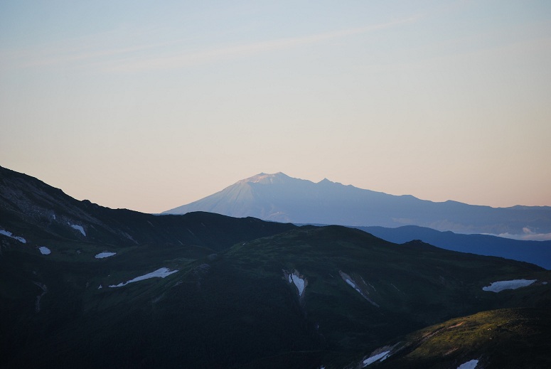 御嶽山の手前に、黒部五郎に隠れている乗鞍岳の、裾野が見えてます。