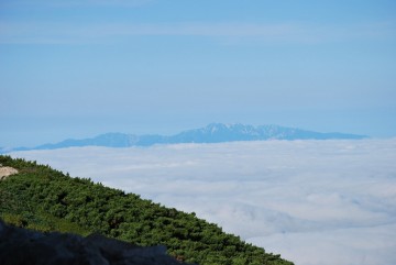 雲海に浮かぶ、加賀の白山。綿の道を歩いて白山まで行けそう。