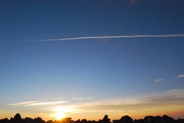 夕日の真上をジェット機が・・　　