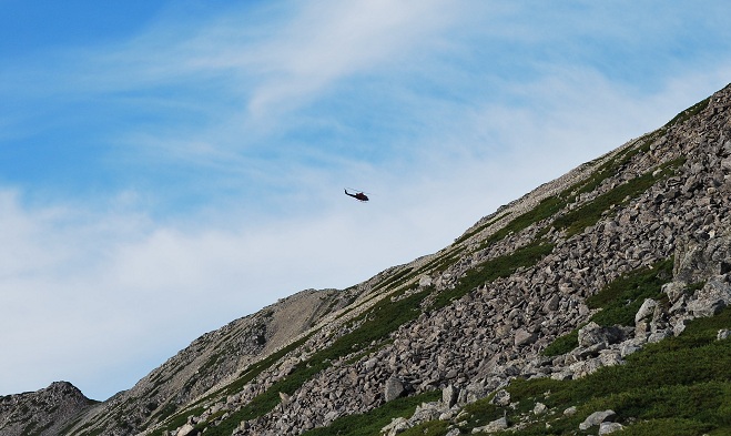 山頂付近で怪我をした登山者を、防災ヘリが無事病院へ搬送。