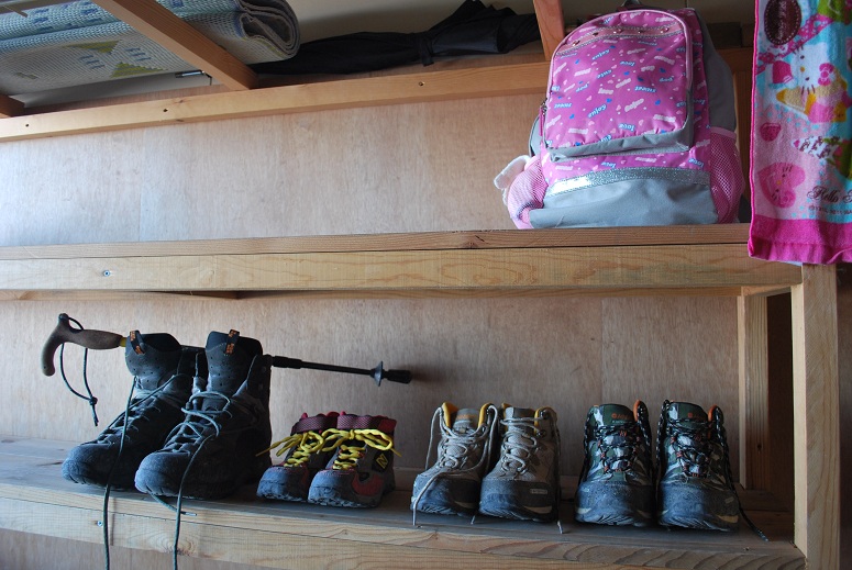 こんなちっちゃい登山靴。パパのデカ靴から、小１、小２、小４、と並んでる。ちょっと、笑ってしまいました(^.^)