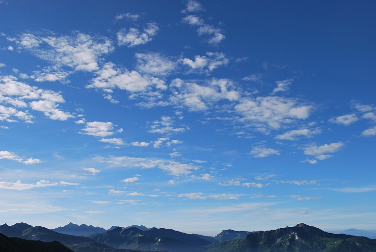 夏から秋の空に変わり始め。入道雲から、うろこ雲に変身。