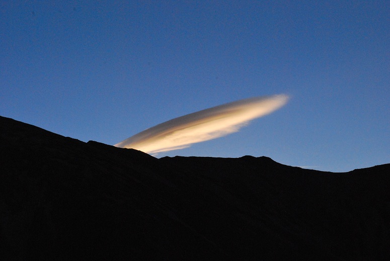 東南陵線にレンズ雲が現れる。まるで ”UF” みたいね・・