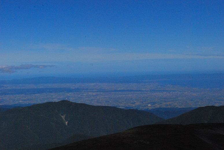 鉢伏山を正面にして、西の方角に高岡の二上山が大きく見えます。