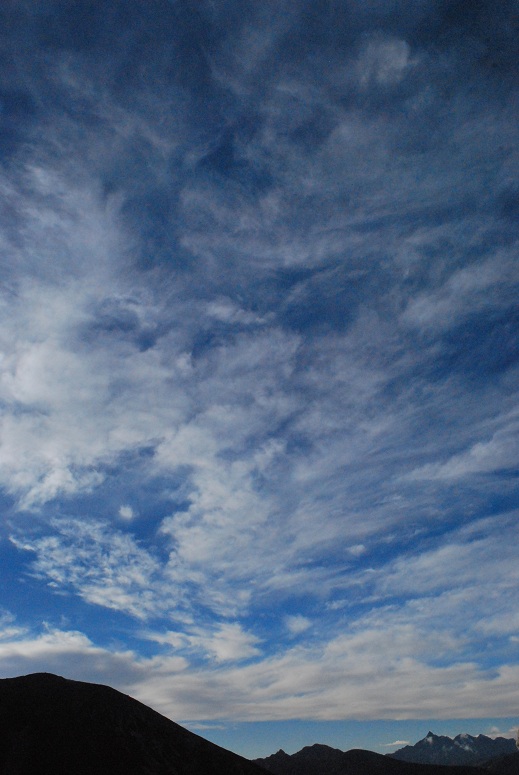 風が強く、雲の流れが早い。　天高く・・・　秋の空ですね