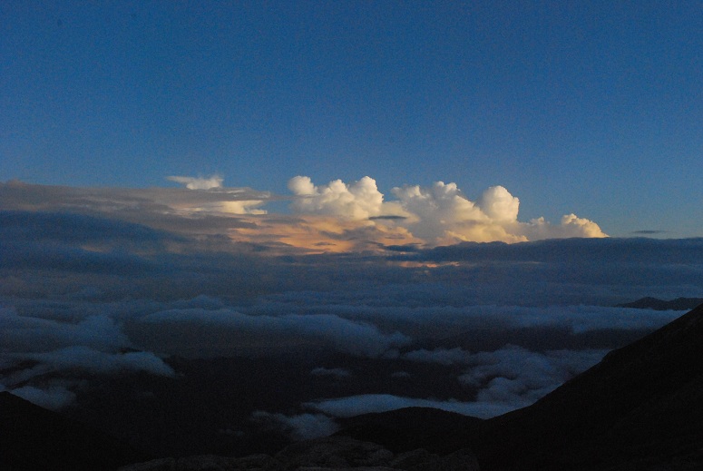 朝日を浴びた雲と、大日岳の頭