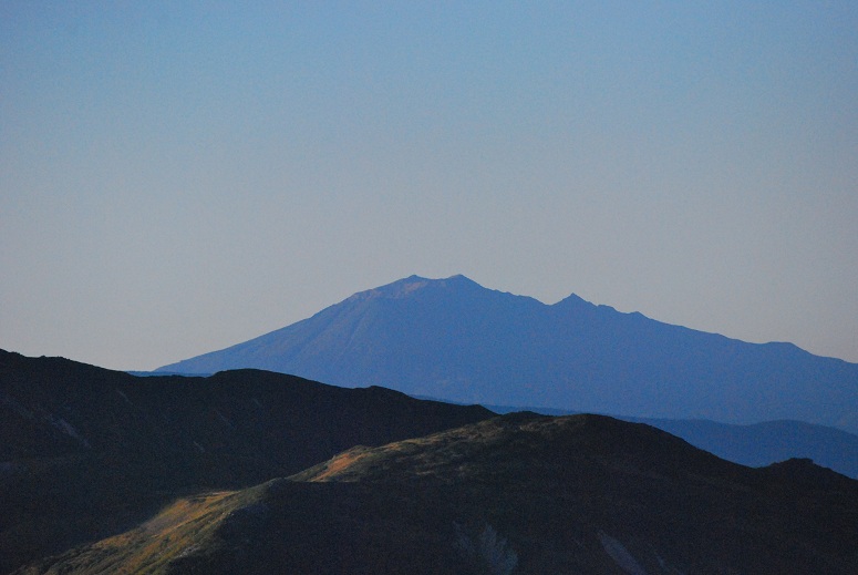 遠いですが、すっかり秋色の山肌に成った ” 御嶽山 ” が見えます。