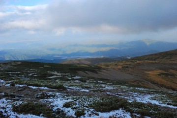 薄っすら初雪を被った岩井谷の斜面から、有峰湖を望む。