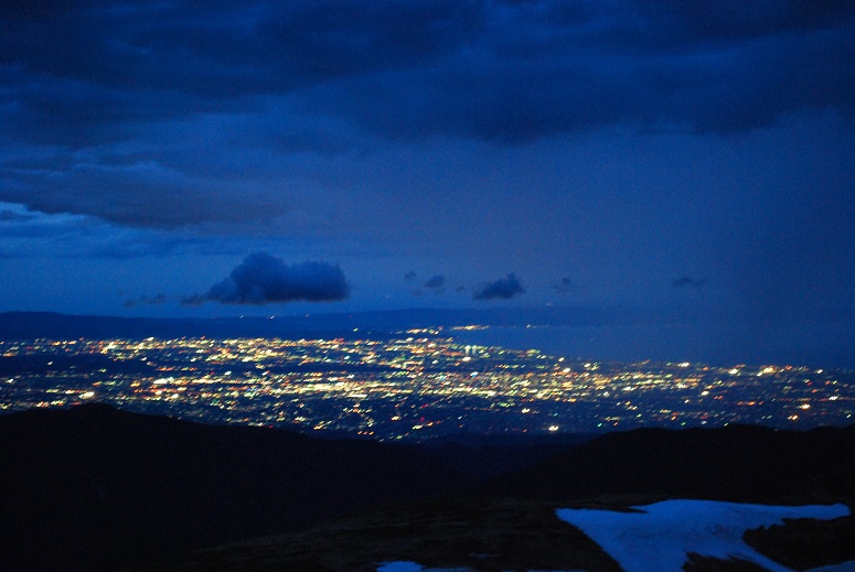 夜には、富山平野の夜景が眼下に広がり・・・