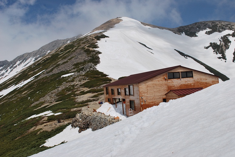 ６月初旬は例年これくらいの残雪です。頂上アタックは、右の雪面を直登します。
