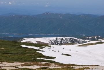 山荘から見える範囲の、三角点から太郎へ向かう登山道。殆ど雪道です。