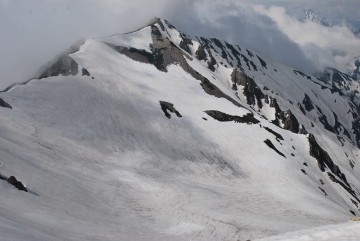 奥のピークは北薬師。カール内は勿論、稜線上部にも雪渓が残っていて、縦走路はずーっと雪です。