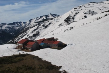太郎小屋周辺。　右下は折立方面。左中央は薬師岳方面。どちらも雪上歩きですね。