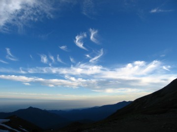 立山高原の方角に、雲が綺麗に流れてました。日の出頃。