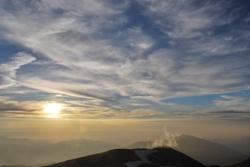 夕日と雲と、霞んだ鍬崎山