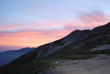 日の出は、山頂でAМ；４:４５分頃　　　ピンクでお披露目