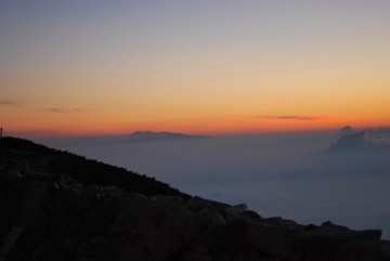 夕照の雲海に浮かぶ白山は、気品が高い！