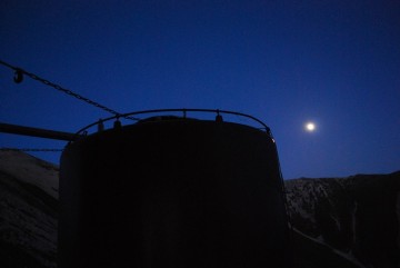 山荘の大事な水瓶が月に照らされる。　今日はもっと大きな月の光を浴びます。