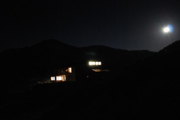 騒ぎ疲れて皆さんお休みタイム・・(-_-)zzz　　満月の明るさで、薬師の稜線がくっきり見えてます。