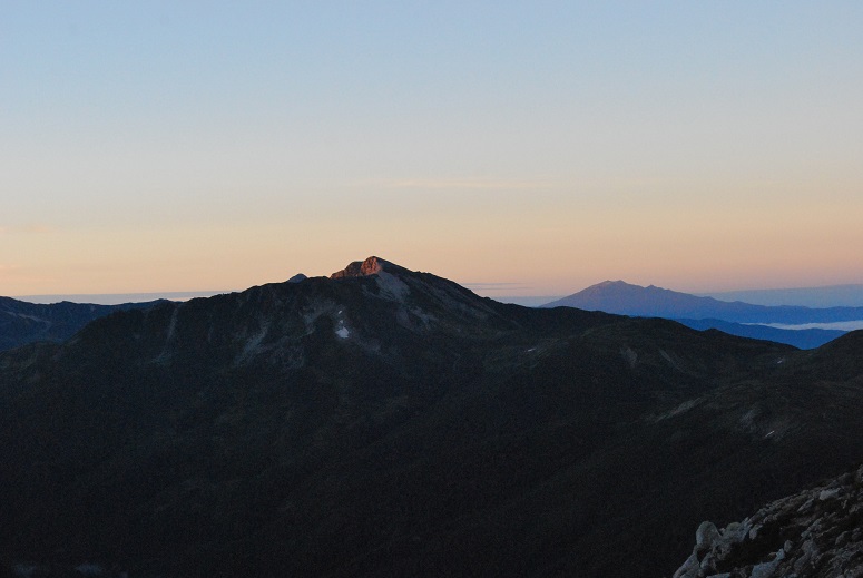 黒部五郎岳山頂に日が射しました。御嶽も焼けました。