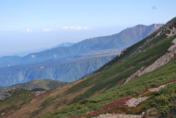 この時期、称名滝付近から上り始めて、大日岳の紅葉登山が人気。きれいですって・・(^_^)v