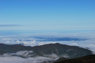 鉢伏山と富山平野を望む。知る人ぞ知るの鉢伏山。山頂はだだっ広い気持ちの良い草原・・だそうな(^_^;)