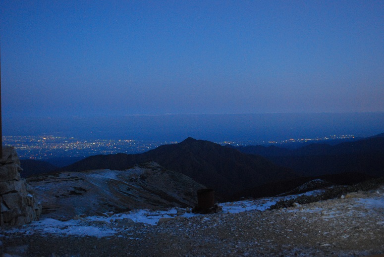 夜明け前の町の灯りと、富山湾。氷点下の世界・・　窓が開かないので、仕方なく外に出て撮影。寒いってもんじゃないっすよ！