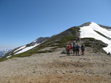 山頂までのルートは、東側の谷に残雪。夏道も出ています。殆どの人が雪道を直登してました。
