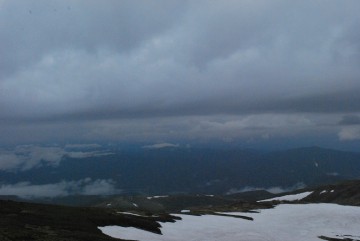三角点からの登山道と、有峰湖が見えてます。日に日に雪渓が消えて行くのが分かります。