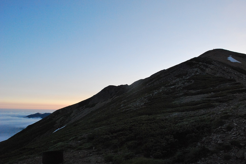 日の出時間の薬師岳。左後ろに雲海の大日岳。