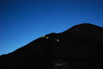 山頂へ、御来光に行くお客さんのライト。　遠くに、槍ヶ岳の御来光ライトも見えました。