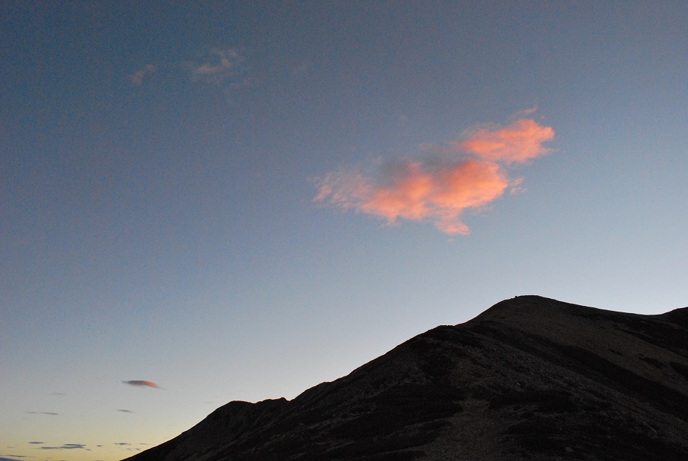 山頂の真上にピンクの雲が。日の出直前の様子。さぞかしきれいな御来光でしょう。