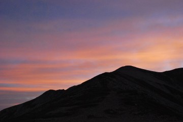 今朝、日の出直前の薬師岳の空。　「雲が有る方が、良い写真が撮れる」と、カメラマンのお客さん。