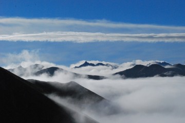 雨上がりの名峰を滝雲でつつむ。ちょっとしか見えない形が又いいですね。イイね！