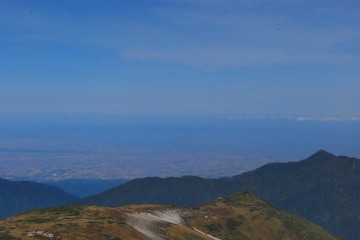 富山市の呉羽山展望台はきっといっぱいでしょうね。「あれが剣岳で、立山があれで、一番大きいのが薬師で・・」　ってな具合に、みんな見てるかなぁ‥