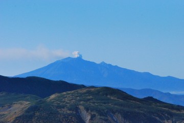 いっときも消えない噴煙。山頂付近が火山灰で、真っ白に成っているのが分かります。　　　　　