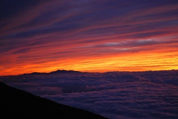 「白山」炎上。雲の海に浮かぶ加賀の白山。