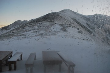 外に出れないので、厨房の窓越しから撮りました。白と黒の世界。初冬ですねぇ～　ぶるっ、さむっ！