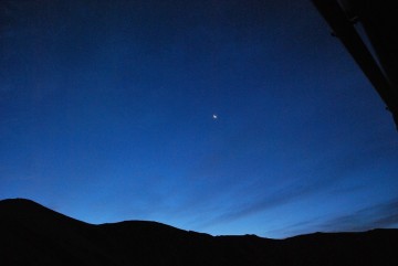 東南陵に掛かる三日月。 もうすぐ来る夜明けの光に消されそうになりながら。