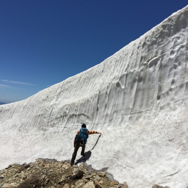 薬師峠を登り切った所の雪の壁