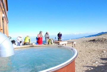 氷がびっしり張り付いた、天水のタンク