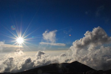 真っ平の雲海の上に、面白い形の雲があちこちに出来ています。