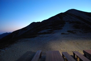 手前の灯りは、厨房の灯りです。薬師は、真っ暗でした。