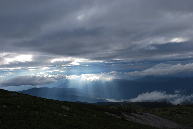 雲の切れ間から有峰湖に陽が差し込んで、湖面が光ってました。